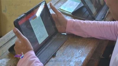 التربية والتعليم: التابلت يضم جميع المقررات الدراسية للصف الأول الثانوي