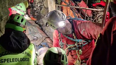 عملية مُعقدة استمرت 4 أيام..إنقاذ حياة مُختصة في استكشاف الكهوف شمال إيطاليا