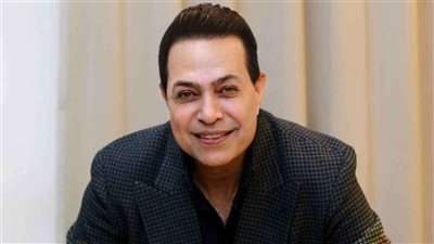 حكيم يحتفل بمرور 33 عامًا على أول ألبوماته 