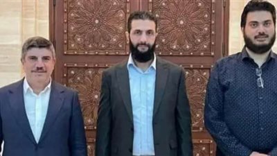 إرهابي مصري مطلوب للعدالة يظهر مع الجولاني ومستشار أردوغان في سوريا