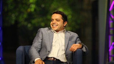 الحقيقة الكاملة لظهور محمد هنيدي على كرسي متحرك.. تطورات حالته الصحية وأبرز أعماله الفنية