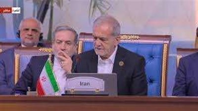 الرئيس الإيراني يثني على تاريخ مصر العظيم خلال قمة الثماني