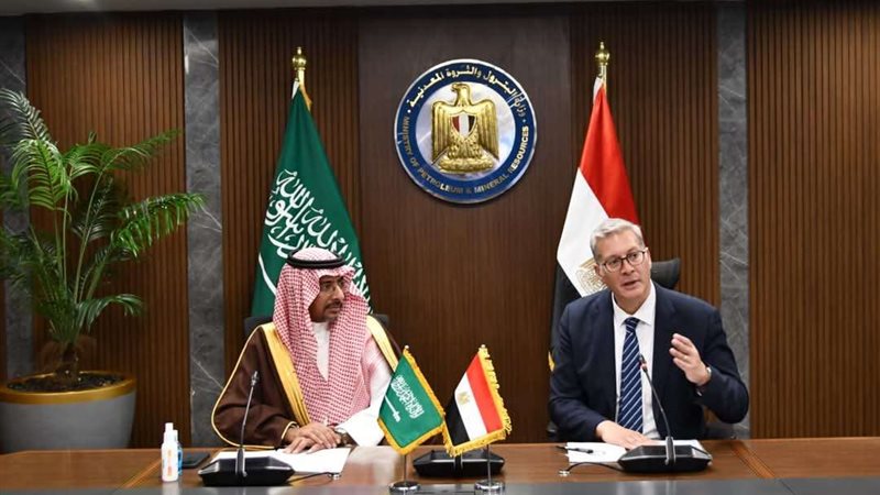 وزير البترول مع نظيره
