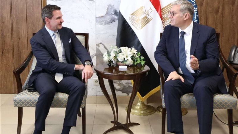 جلسة مباحثات بين