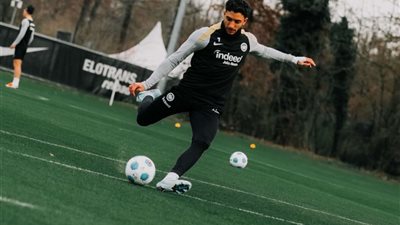 عمر مرموش أساسيا.. تعرف على التشكيل المتوقع ل آينتراخت أمام ماينز