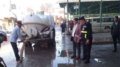 الوحدة المحلية بالدلنجات تدفع بمعداتها لسحب تجمعات مياة الأمطار بالشوارع