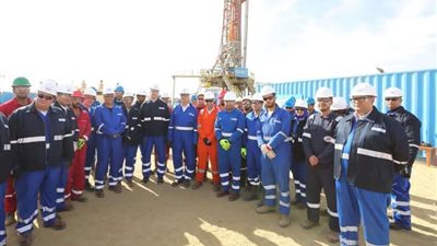 بالصور .. وزير البترول يتفقد موقع بدر 3 التابع لشركة بدر الدين