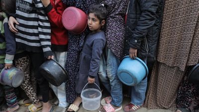 نقص الطعام والمأوى في غزة.. كيف يحاصر الاحتلال المدنيين ويمهد الطريق لمجاعة وشيكة