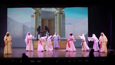 بحضور رئيس الطائفة الإنجيلية.. بدء العرض الأول للعرض المسرحي 