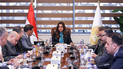 منال عوض تتابع الموقف التنفيذي لمنظومة تراخيص المحال العامة بالمحافظات