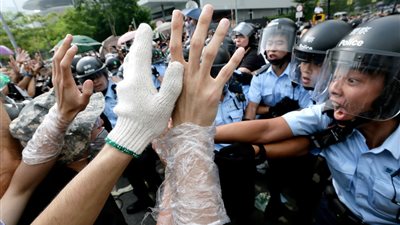 شرطة هونغ كونغ تعرض مكافآت مقابل القبض على نشطاء ديمقراطيين مقيمين في الخارج