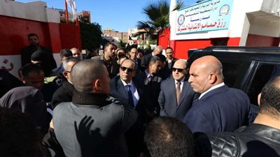 خلال زيارته للبرلس.. محافظ كفر الشيخ يستمع لطلبات وشكاوى المواطنين