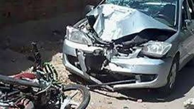 إصابة 3 أشخاص في حادث تصادم سيارة ملاكي بدراجة بخارية