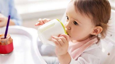 احذري.. تناول طفلك الحليب البقري دون غليان يعرضه للتسمم الغذائي