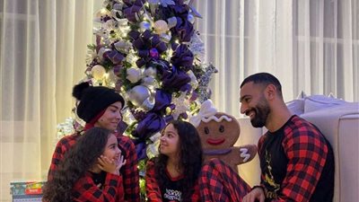 بالصور.. محمد صلاح يحتفل بالكريسماس مع أسرته