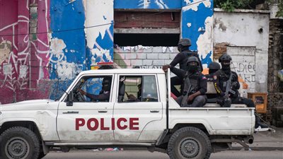 كارثة في بورت أو برنس: مقتل صحفيين وضابط شرطة في هجوم مسلّح على مستشفى عام