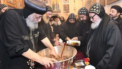 البابا تواضروس يُطيّب جسد القديس يحنس كاما بدير السريان فى وادى النطرون