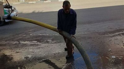 سحب تجمعات مياه الأمطار بشوارع  مركزى دمنهور ورشيد  (صور)