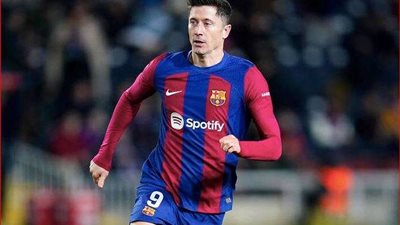 برشلونة يمدد عقد ليفاندوفسكي لمدة موسم آخر