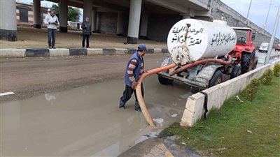 سحب تجمعات مياه الأمطار بشوارع كفر الدوار