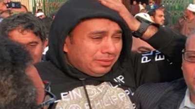 انهيار محمود الليثي خلال تشيع جثمان أحمد عدوية لمثواه الأخير