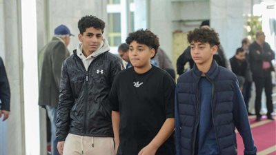 حالة من الحزن تصيب أحفاد أحمد عدوية خلال تشييع جثمان جدهم