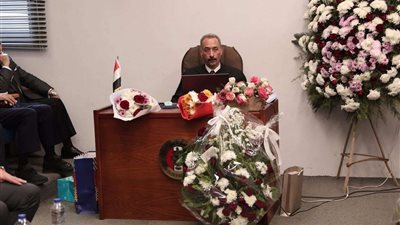 الدكتورة إلهام صلاح تهنىء العميد عبد الرحمن توفيق لحصوله على الدكتوراة