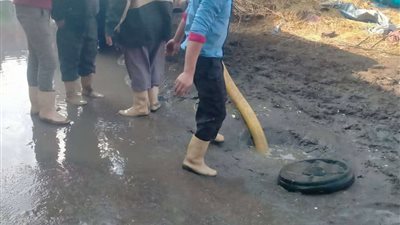 رئيس مدينة دمنهور يتابع أعمال النظافة وسحب مياة الأمطار