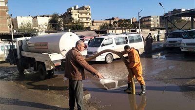 الدفع بالمعدات لسحب مياه الأمطار  بشوارع مدن وقرى البحيرة