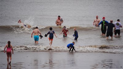 الرياح تعطل احتفالات رأس السنة في لندن وتؤجل انطلاق الموكب