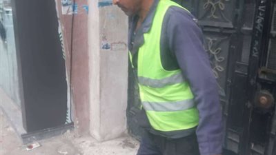 جمع أكياس القمامة خلال حملة النظافة بعنوان «من أيد لأيد» بدمنهور