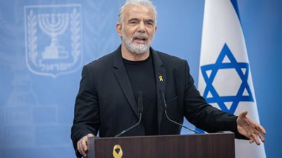 لابيد ينتقد حكومة نتنياهو بعد فرار جندي احتياطي من البرازيل بسبب اتهامات بجرائم حرب