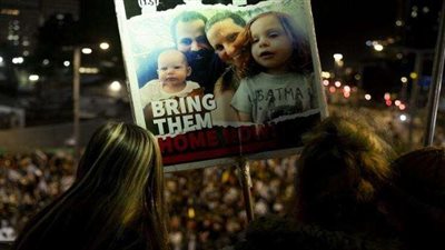 تصاعد الضغوط على نتنياهو.. مظاهرات تُطالب بإبرام صفقة أسرى مع 