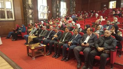 وكيل تعليم البحيرة يتفقد معرض الانشطة العلمية بإعداد القادة التربويين بدمنهور