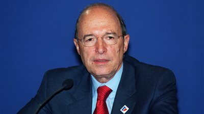 رحيل كوستاس سيميتيس رئيس الوزراء اليوناني الذي قاد البلاد إلى 