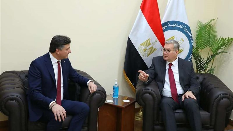 وزير البترول ونظيرة