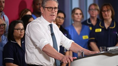 ستارمر ينتقد بادنوتش لعدم إدانتها تصريحات ماسك ضد جيس فيليبس