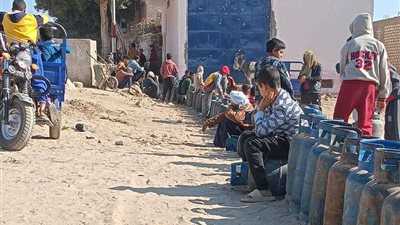 عودة طوابير البوتاجاز أمام مستودعات أسيوط وسط نشاط للسوق السوداء.. صور