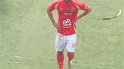 لاعب الأهلي يغادر المباراة بعد إصابة قوية في الرأس