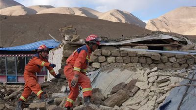 زلزال التبت: فرق الإنقاذ تبحث عن ناجين بعد زلزال قوي أودى بحياة 126 شخصًا