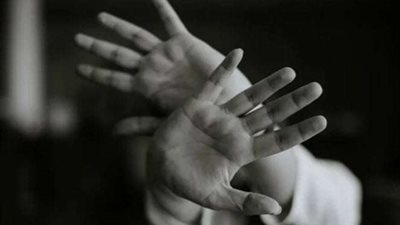 حرقها لتستعيد وعيها.. القبض على أب عذب ابنته 4 ساعات حتى الموت