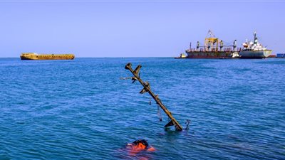 الحوثيون: استهدفنا حاملة طائرات أمريكية في البحر الأحمر