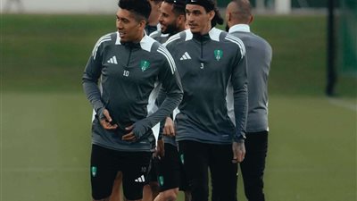 روبرتو فيرمينو يقود هجوم أهلي جدة أمام الشباب السعودي