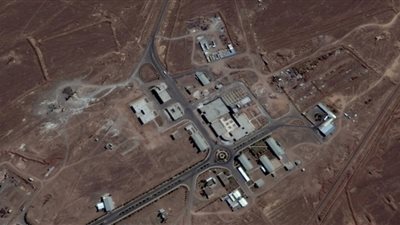 تصعيد عسكري إيراني وسط مراقبة دولية للبرنامج النووي