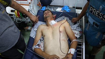 فادي الوحيدي في خطر.. إسرائيل تمنع إجلاء الصحفي المصاب في غزة