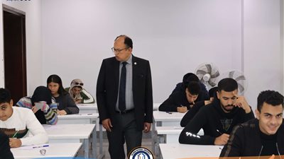 رئيس جامعة حلوان الأهلية يتفقد سير امتحانات منتصف العام 2025 ويستمع لآراء الطلاب