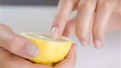 طريقة منزلية سهلة لتبييض الأظافر الصفراء