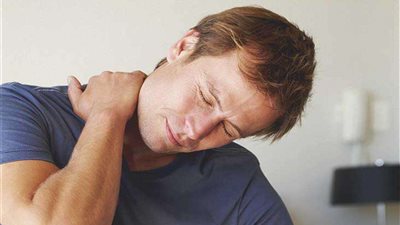 تحذير طبي.. طقطقة الرقبة والظهر قد تسرّع مشاكل المفاصل وتفاقمها