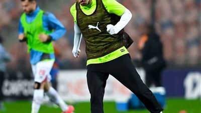 جروس يعقد جلسة مع اللاعبين قبل انطلاق المران المسائي للفريق الأول لكرة القدم