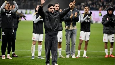 عمر مرموش يودع جماهير فرانكفورت بالدموع قبل الانتقال إلى مانشستر سيتي